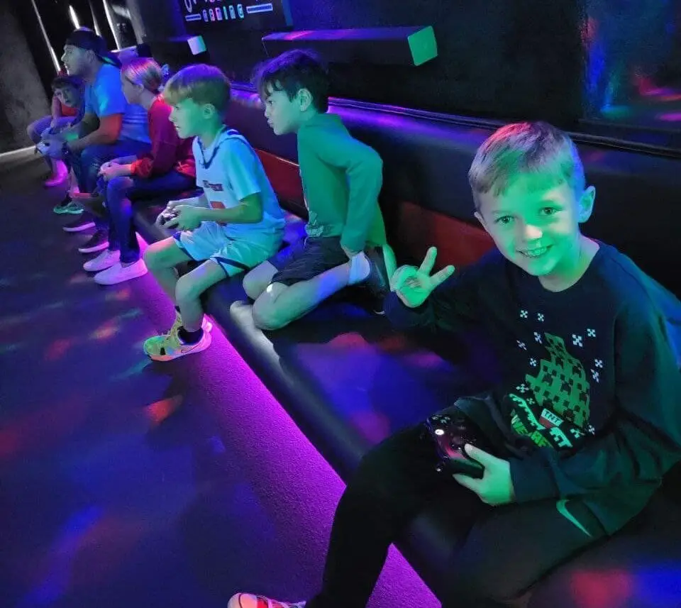 kids on the mobile gaming truck